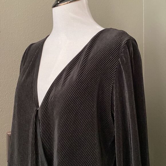 ASTR The Label Women's Long Sleeve Pleated Crop Top in Black - Picture 3 of 11